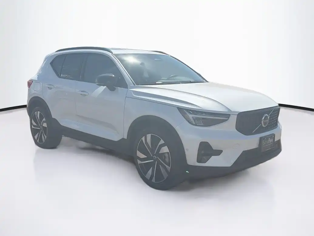 2025 Volvo XC40 B5 Plus Dark AWD's photo