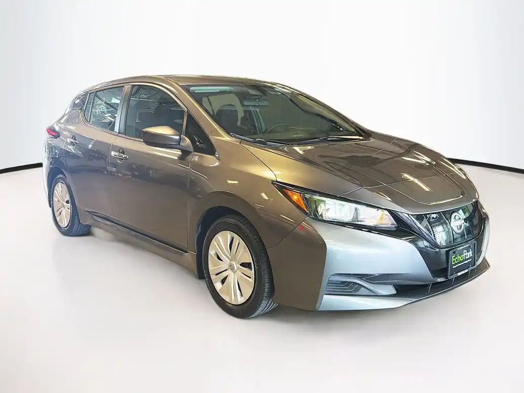 2025 Nissan Leaf S's photo