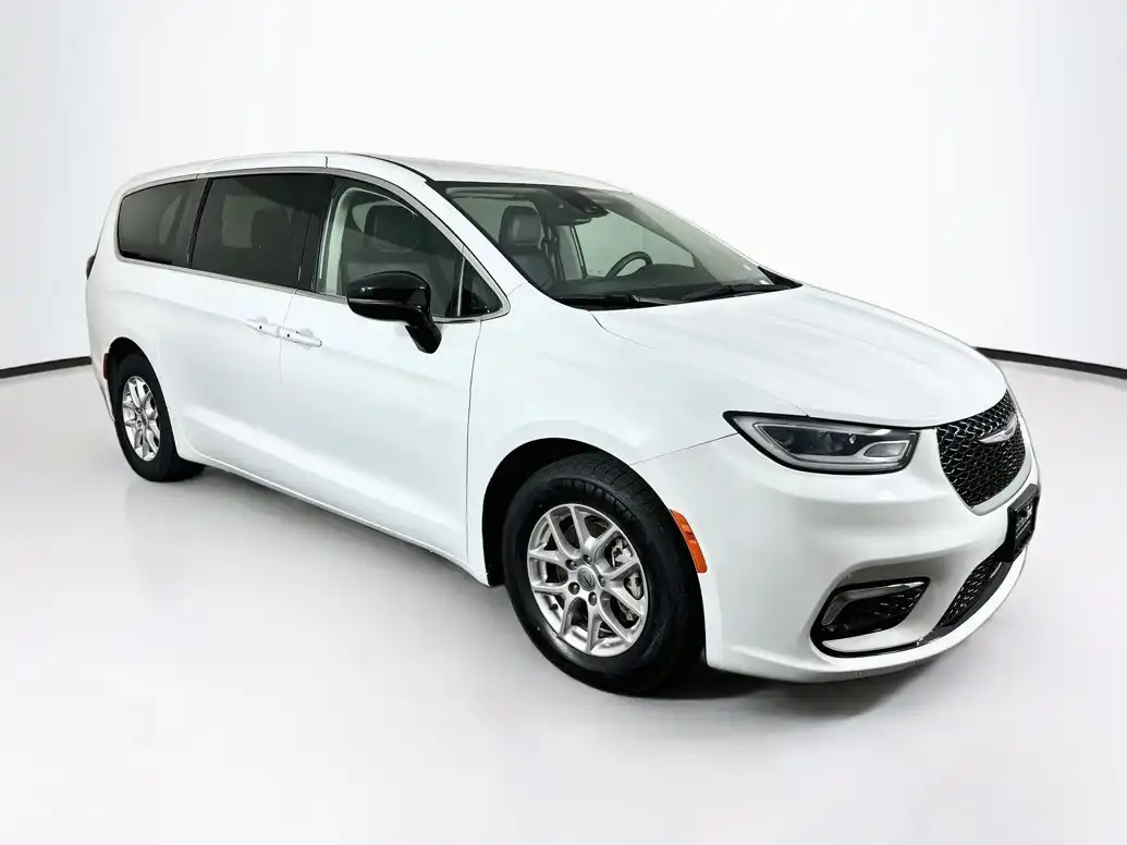 2024 Chrysler Pacifica Touring L's photo
