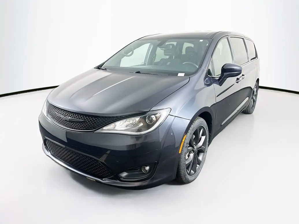2020 Chrysler Pacifica Touring photo 3