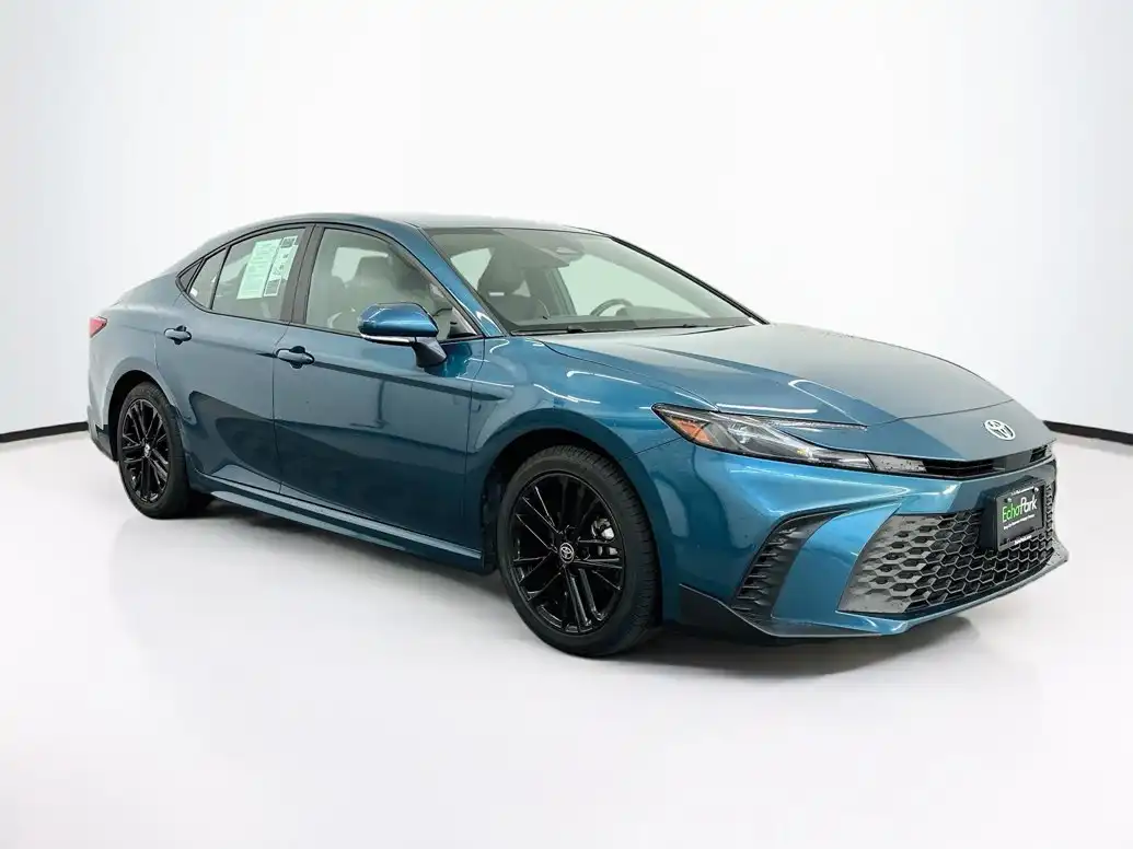 2025 Toyota Camry SE Hybrid's photo