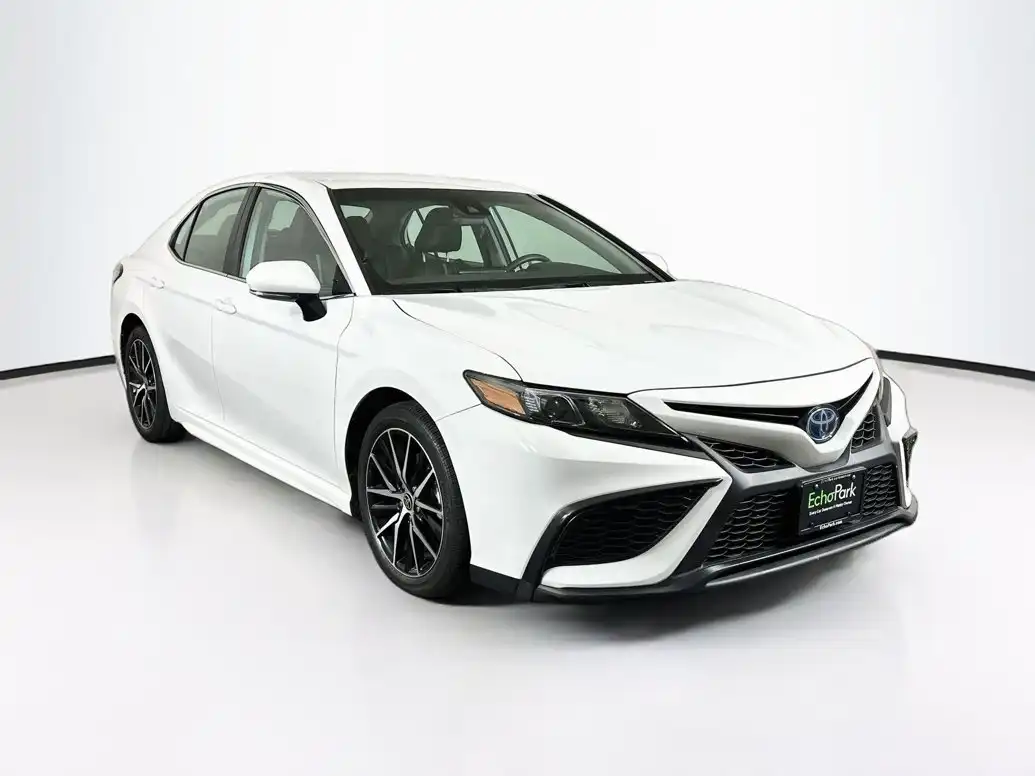 2022 Toyota Camry SE Hybrid's photo