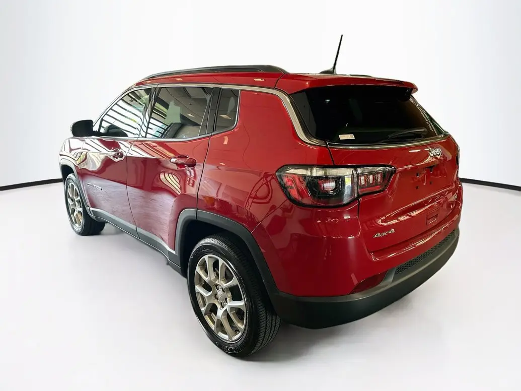 2023 Jeep Compass Latitude Lux 4X4 photo 5