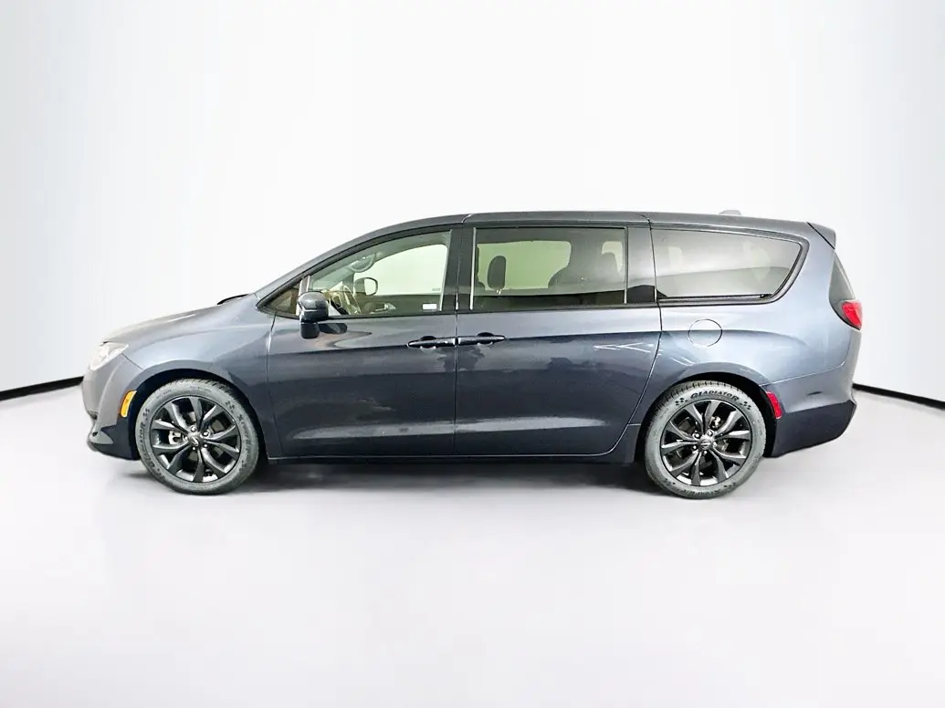 2020 Chrysler Pacifica Touring photo 4