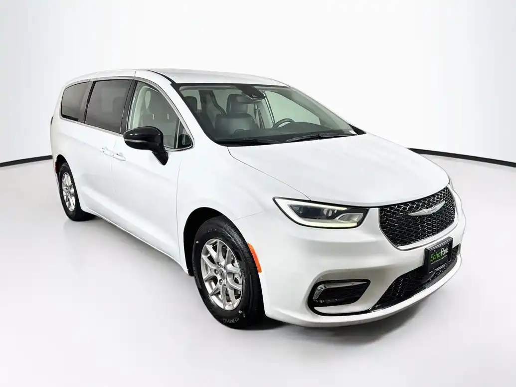 2024 Chrysler Pacifica Touring L's photo