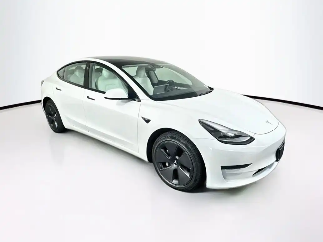2022 Tesla Model 3 Standard Range Plus's photo