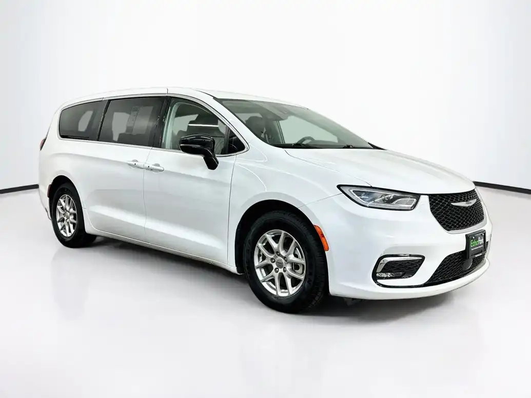 2024 Chrysler Pacifica Touring L's photo