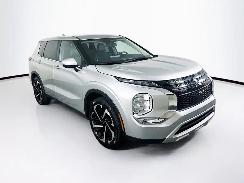 2024 Mitsubishi Outlander SE 2WD's photo