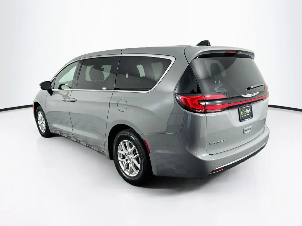 2025 Chrysler Pacifica Select photo 5
