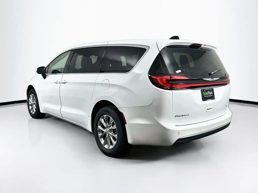 2023 Chrysler Pacifica Touring L AWD photo 5