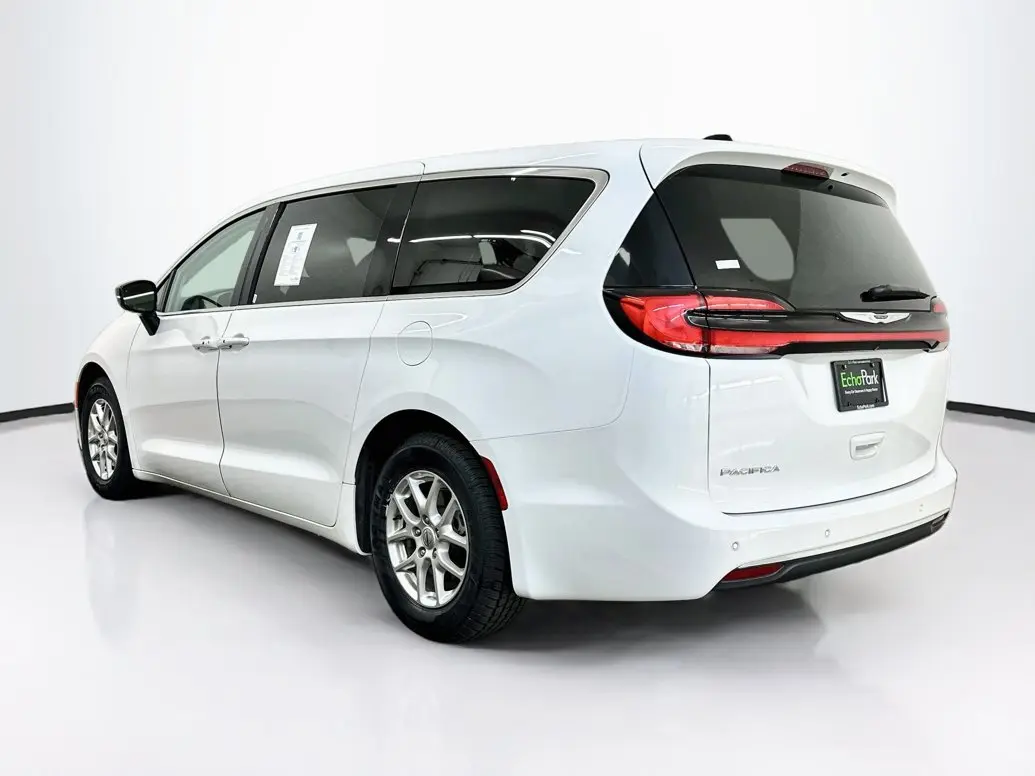 2024 Chrysler Pacifica Touring L photo 5