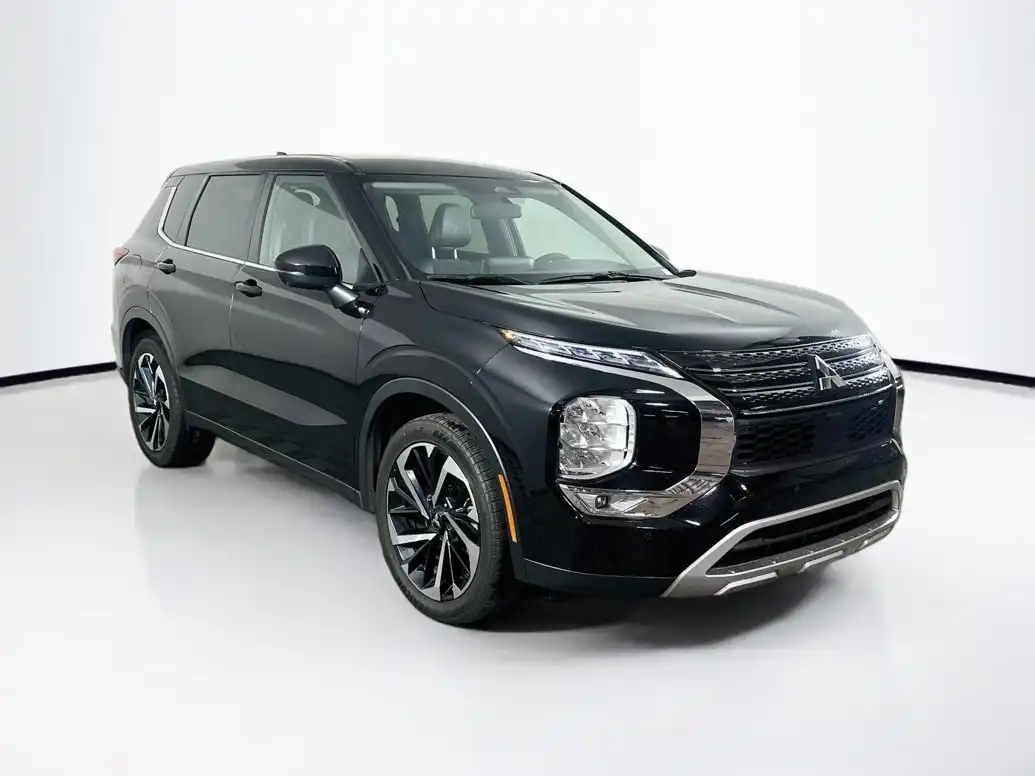 2024 Mitsubishi Outlander SE 2WD's photo