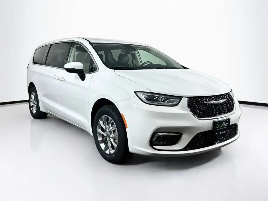2023 Chrysler Pacifica Touring L AWD photo 1