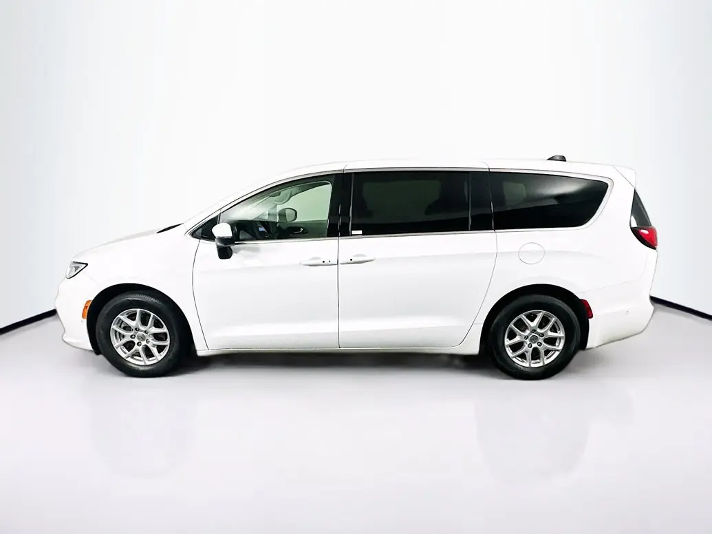 2023 Chrysler Pacifica Touring L photo 4