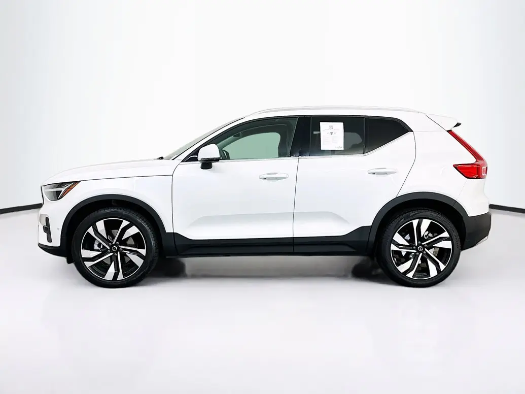 2023 Volvo XC40 B5 Plus Bright AWD photo 4