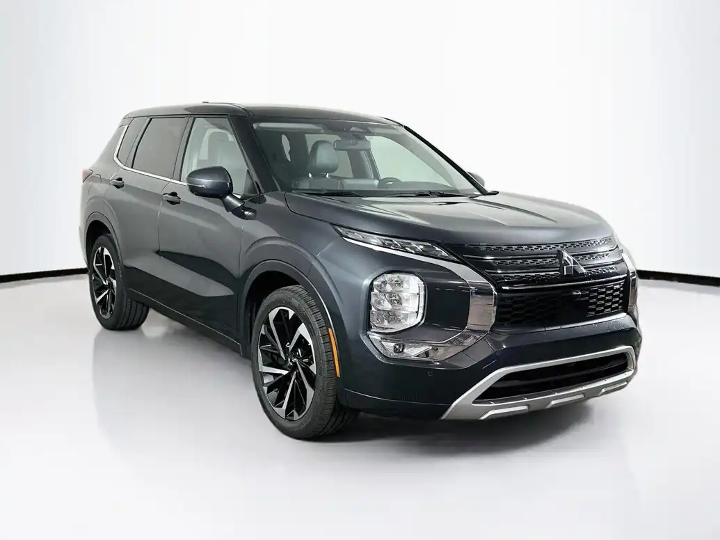 2024 Mitsubishi Outlander SE 2WD's photo