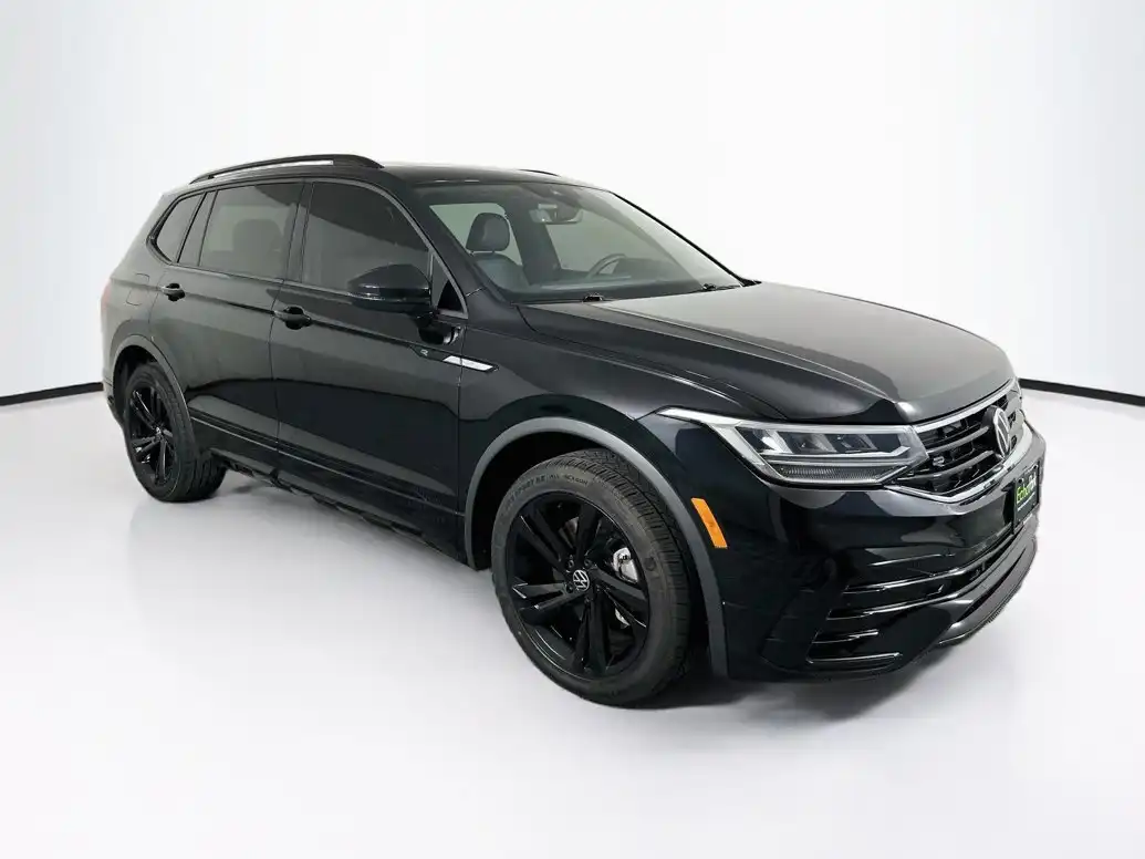 2023 Volkswagen Tiguan 2.0T SE R-Line Black's photo