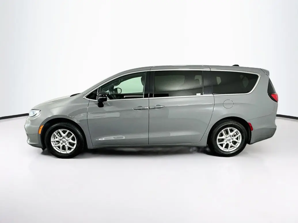 2025 Chrysler Pacifica Select photo 4