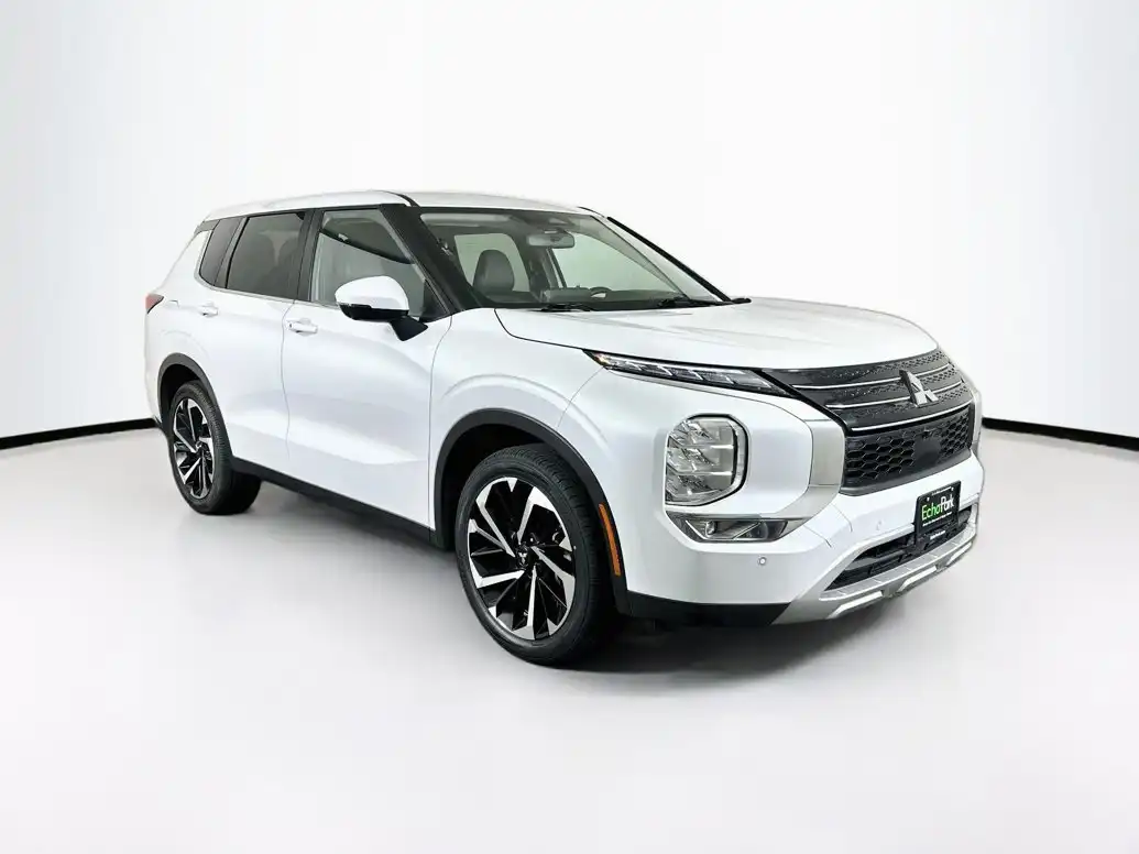 2024 Mitsubishi Outlander SE 2WD's photo