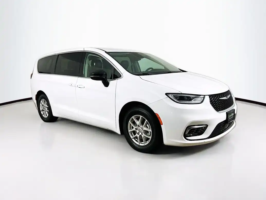 2024 Chrysler Pacifica Touring L's photo