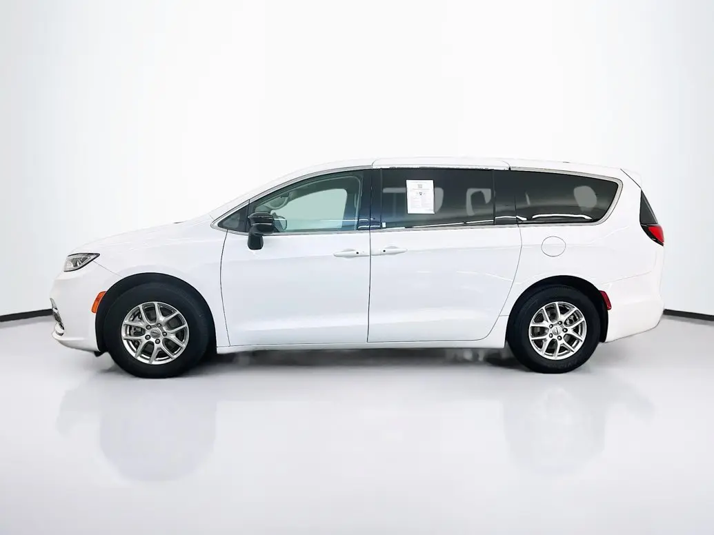 2024 Chrysler Pacifica Touring L photo 4
