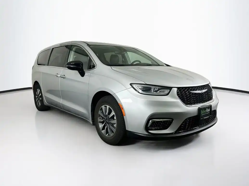 2024 Chrysler Pacifica Hybrid PHEV Select's photo