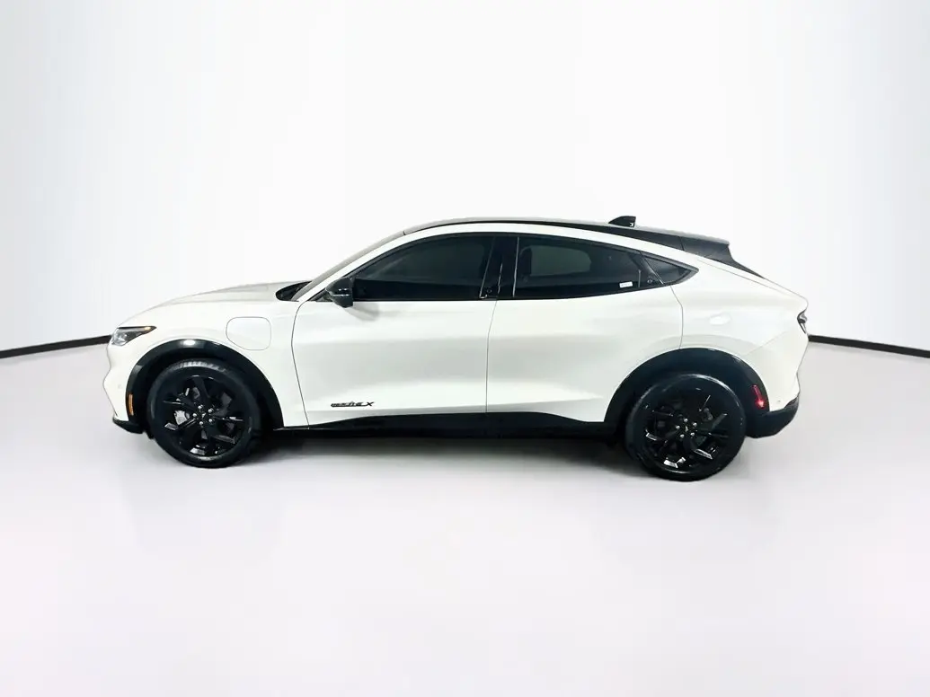 2023 Ford Mustang-Mach-e Premium photo 4