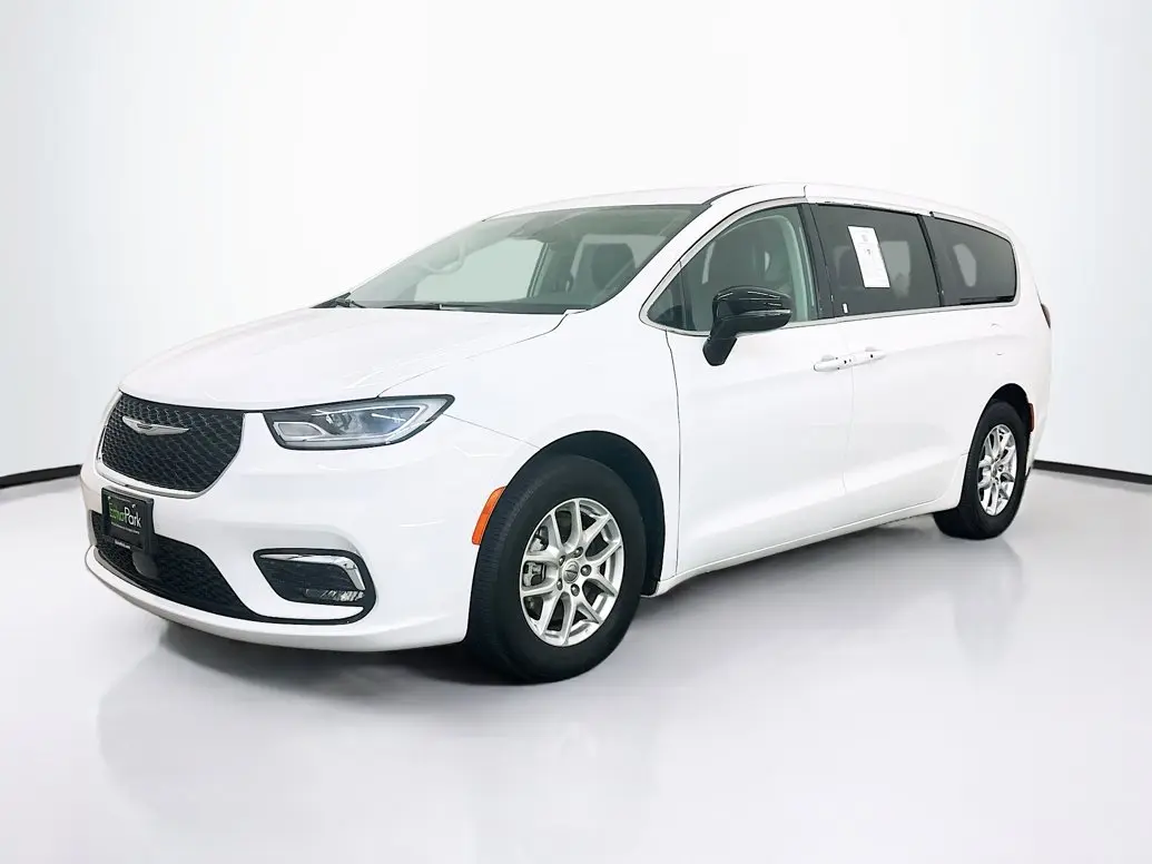 2024 Chrysler Pacifica Touring L photo 3