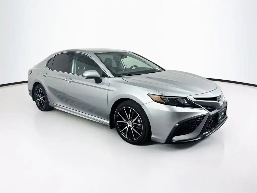 2023 Toyota Camry SE's photo