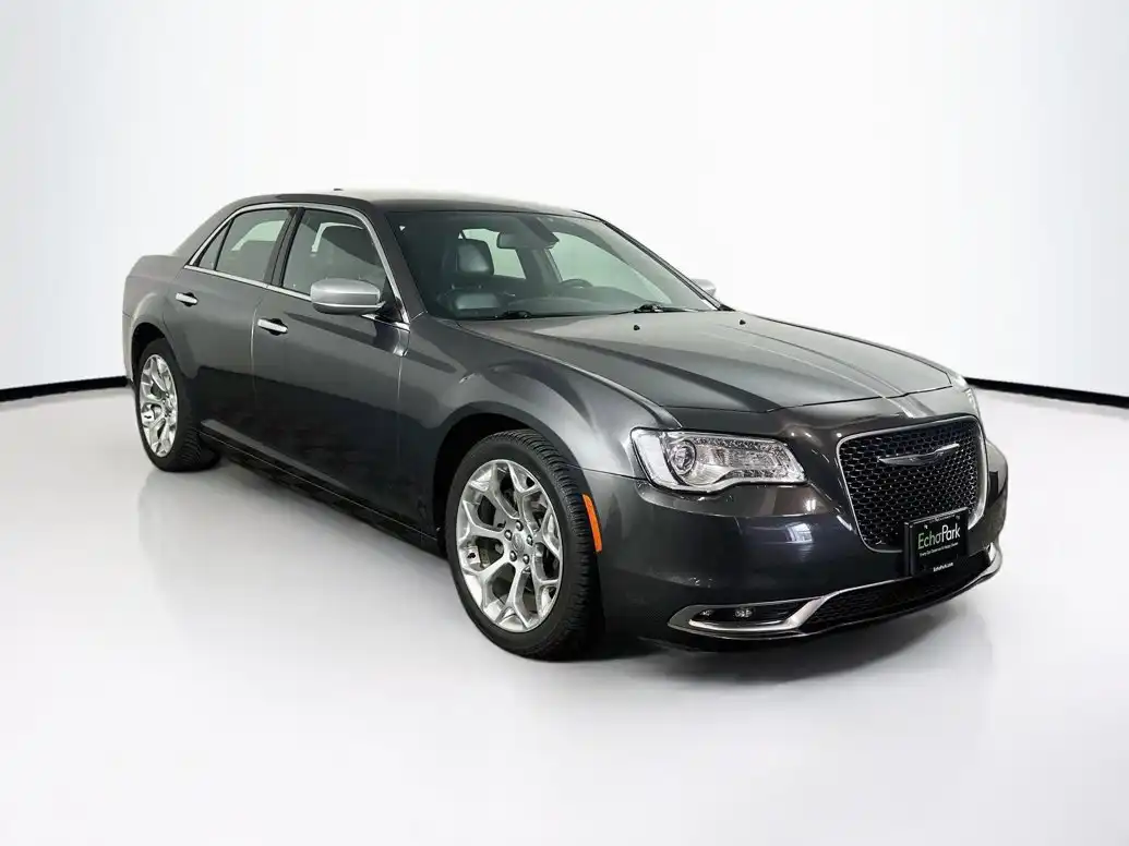 2019 Chrysler 300 C's photo