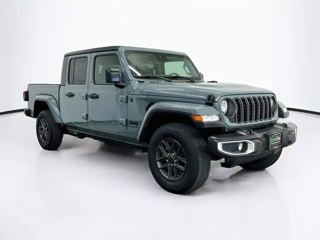2024 Jeep Gladiator Sport S's photo