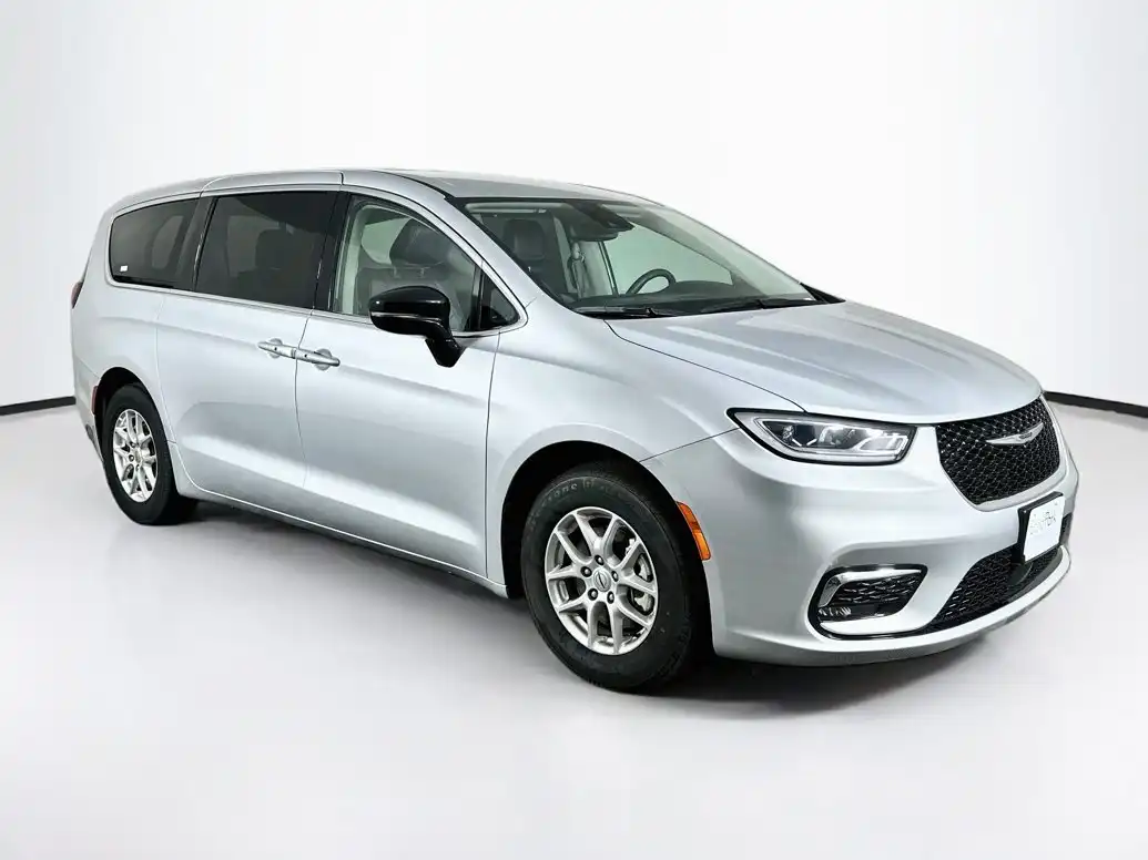 2024 Chrysler Pacifica Touring L's photo