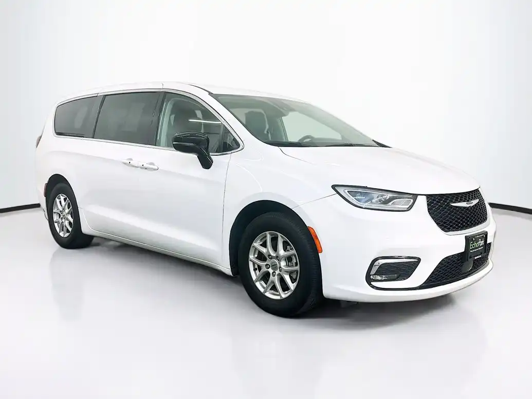 2024 Chrysler Pacifica Touring L's photo
