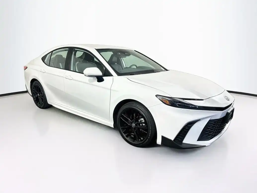 2025 Toyota Camry SE Hybrid's photo