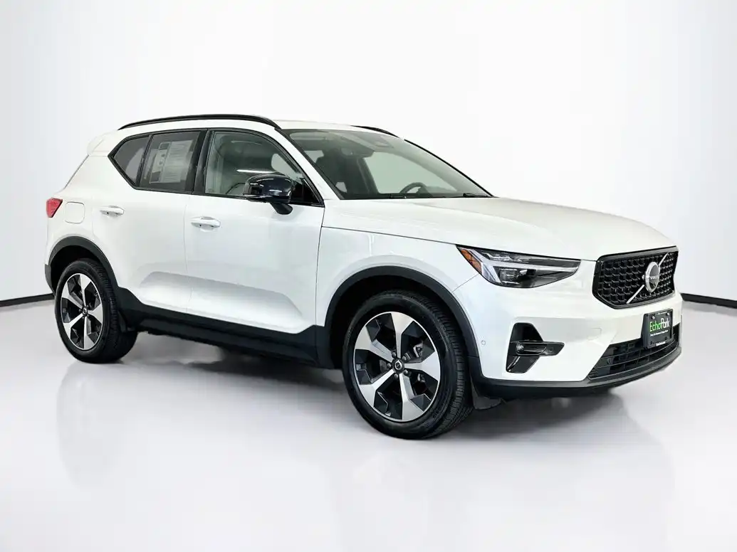 2026 Volvo XC40 B5 Plus Dark AWD's photo