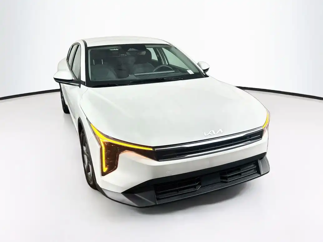 2025 Kia K4 LXS AT's photo