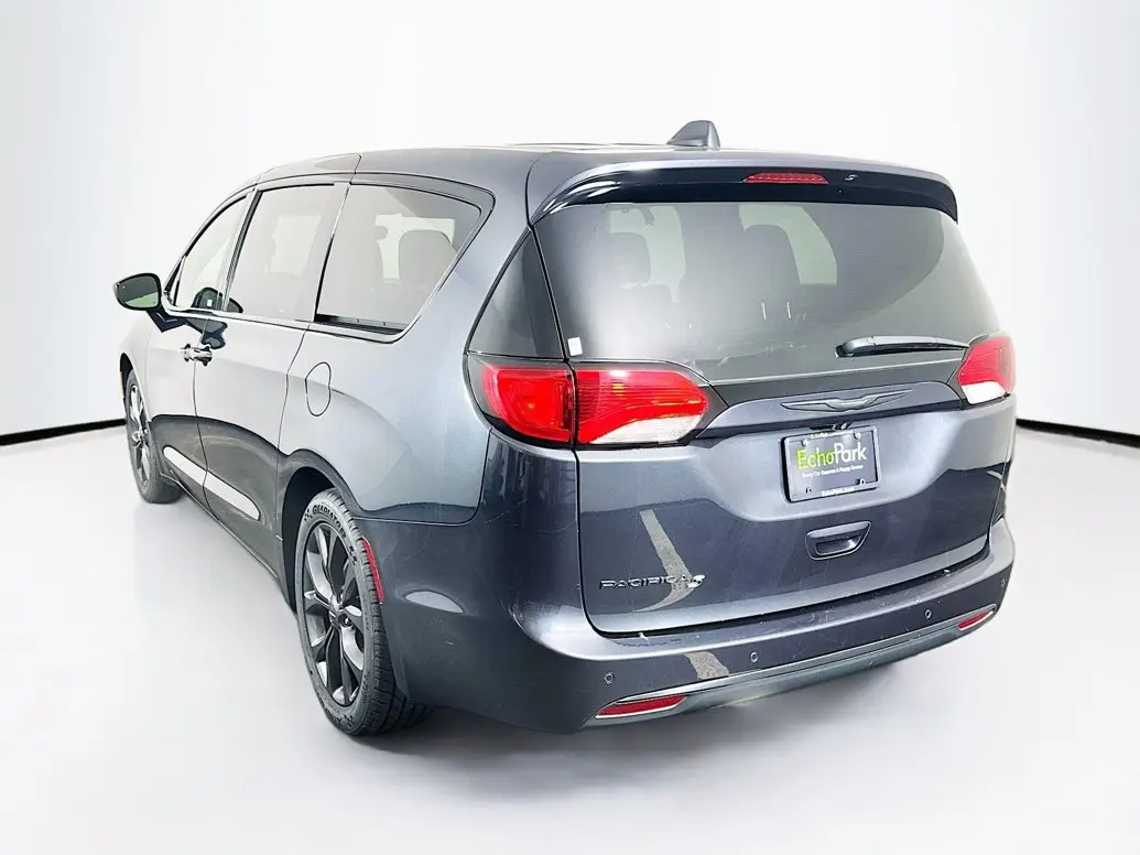 2020 Chrysler Pacifica Touring photo 5