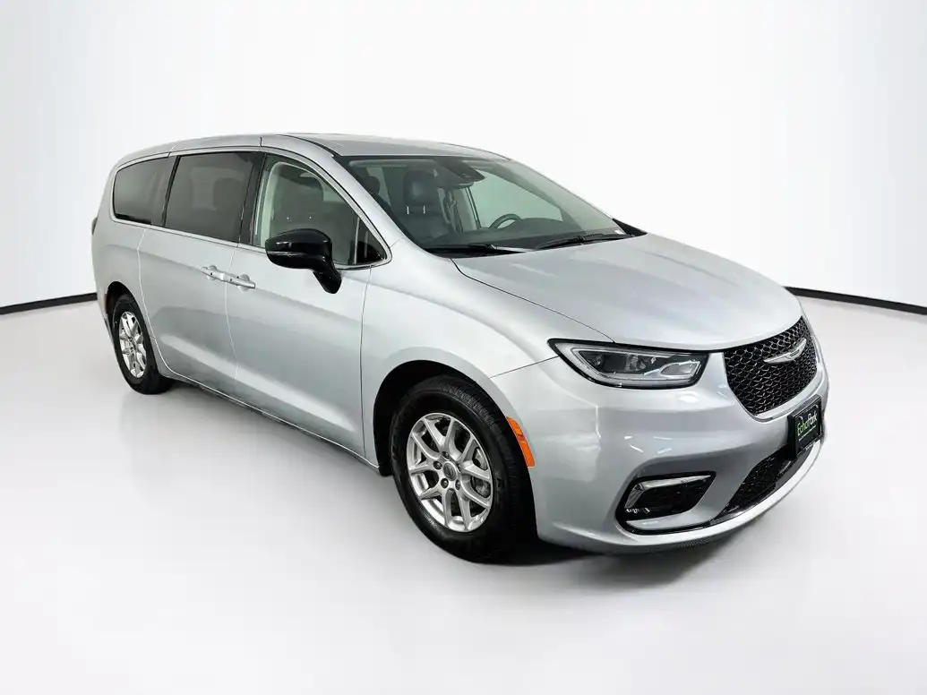 2024 Chrysler Pacifica Touring L's photo