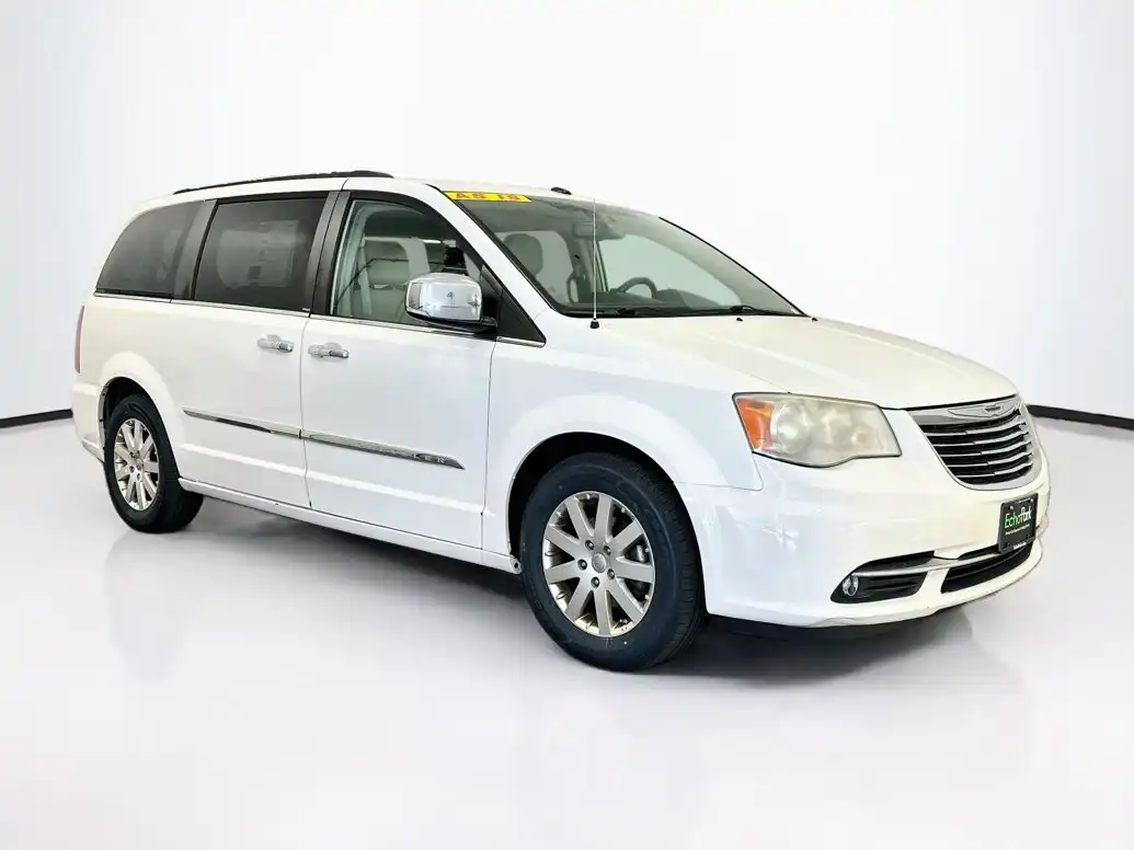 2011 Chrysler Town & Country Touring L's photo