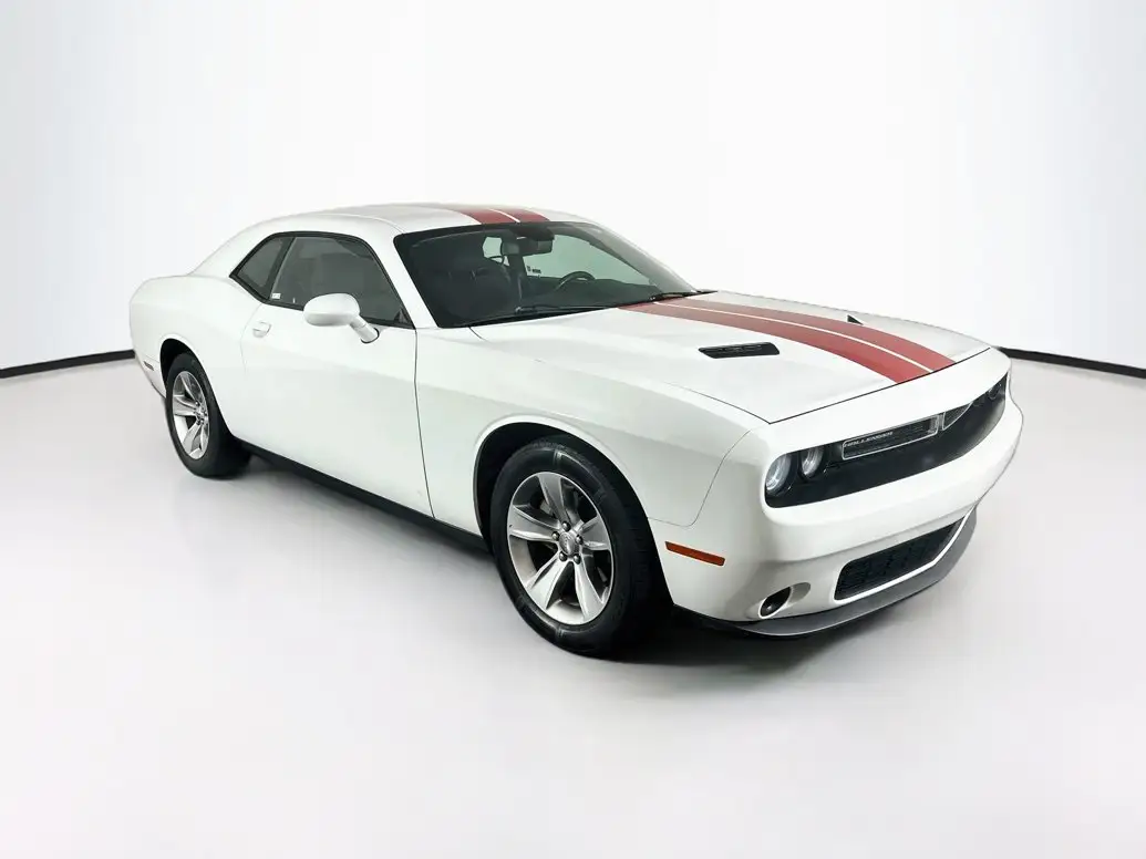 2017 Dodge Challenger SXT photo 1