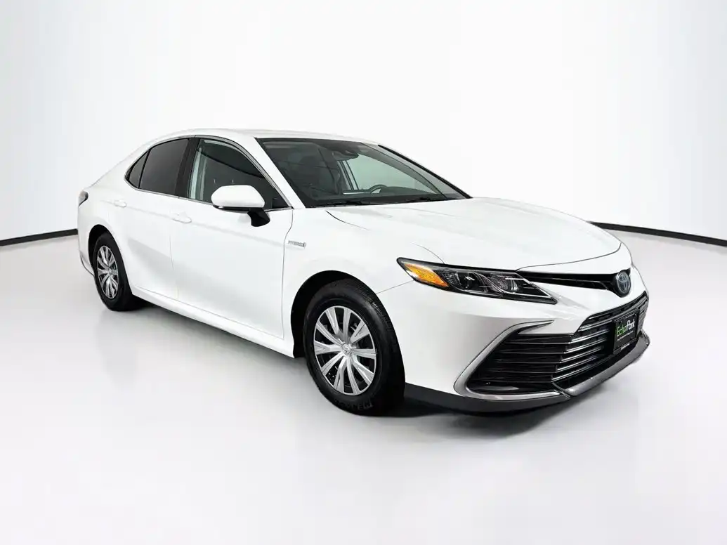 2021 Toyota Camry LE Hybrid's photo