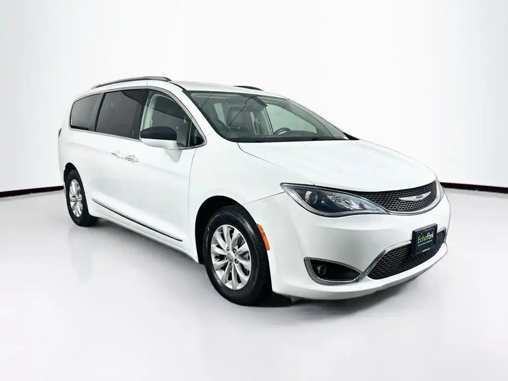 2019 Chrysler Pacifica Touring L's photo