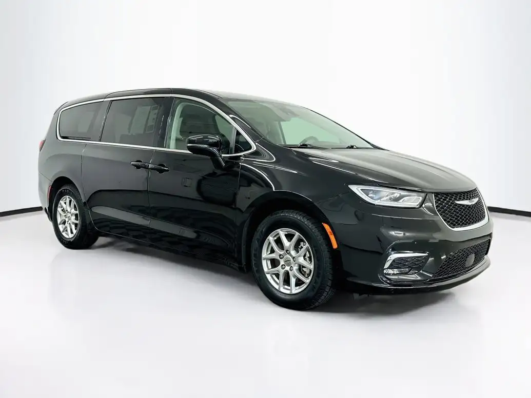 2024 Chrysler Pacifica Touring L's photo