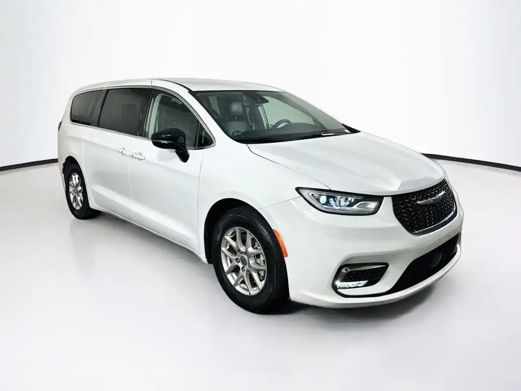 2024 Chrysler Pacifica Touring L's photo