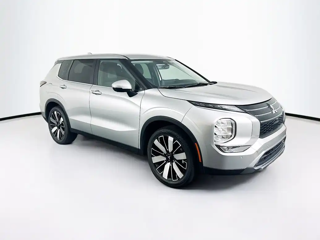 2025 Mitsubishi Outlander SE 2WD's photo