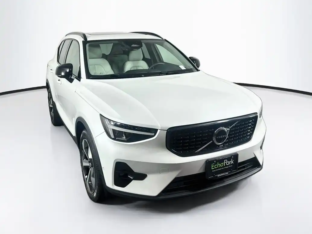 2023 Volvo XC40 B4 Ultimate Dark's photo