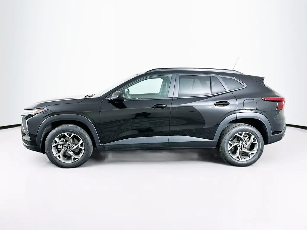 2025 Chevrolet Trax LT photo 4
