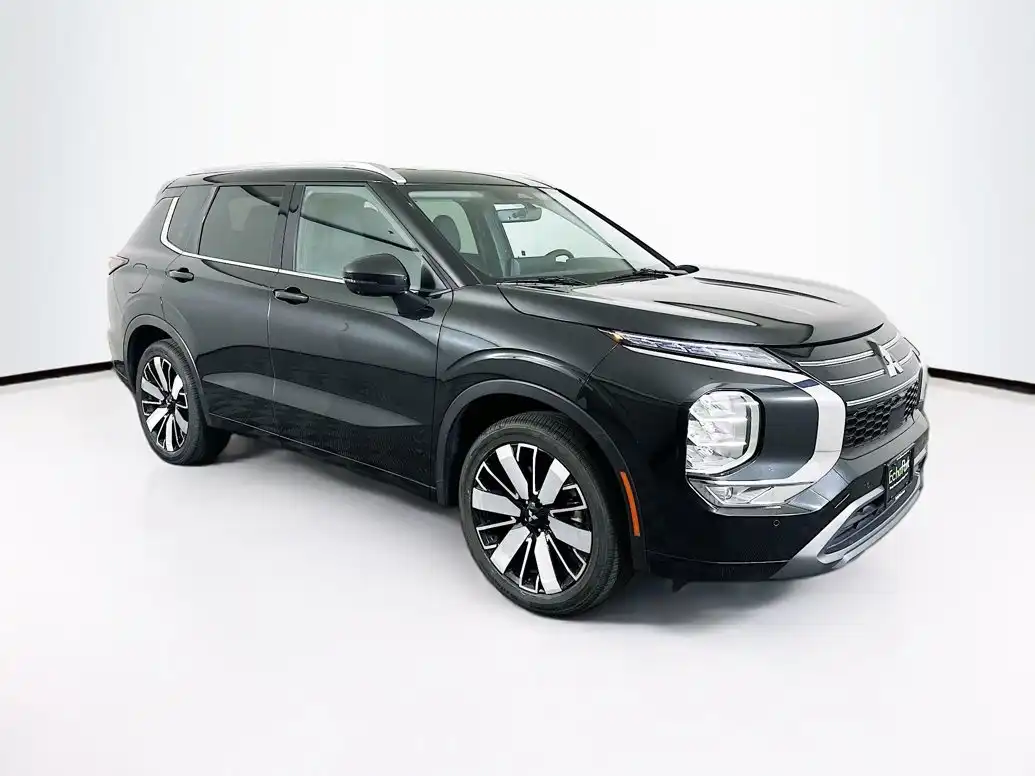 2025 Mitsubishi Outlander SEL 2WD's photo