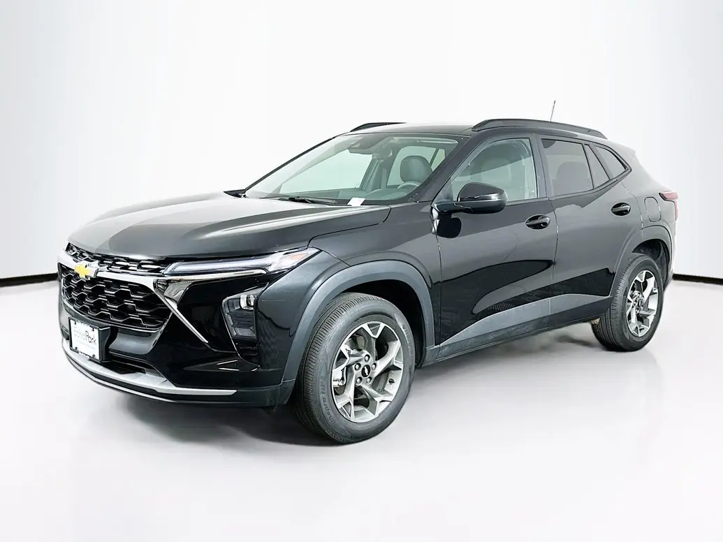 2025 Chevrolet Trax LT photo 3