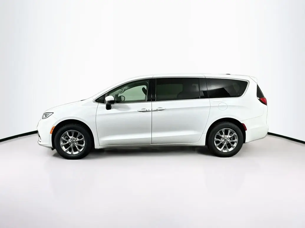 2023 Chrysler Pacifica Touring L AWD photo 4